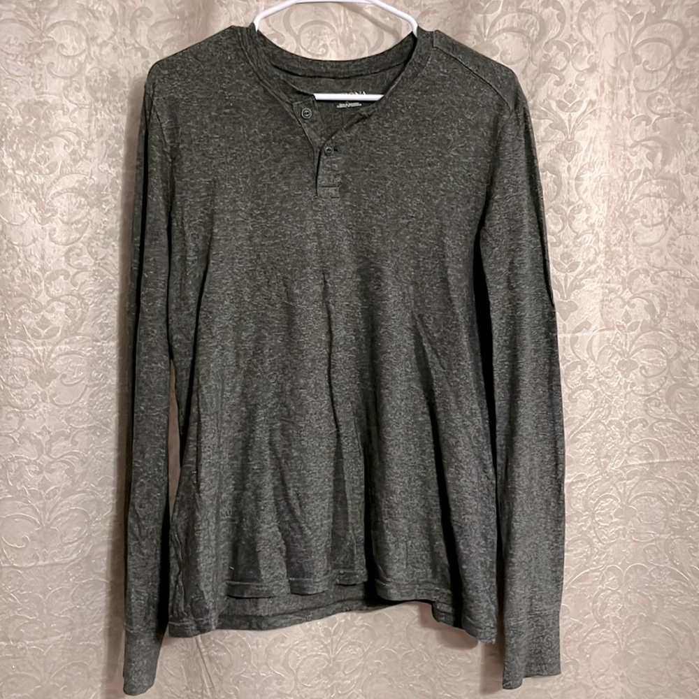 Mens long sleeve Henley. Dark green. Size small.